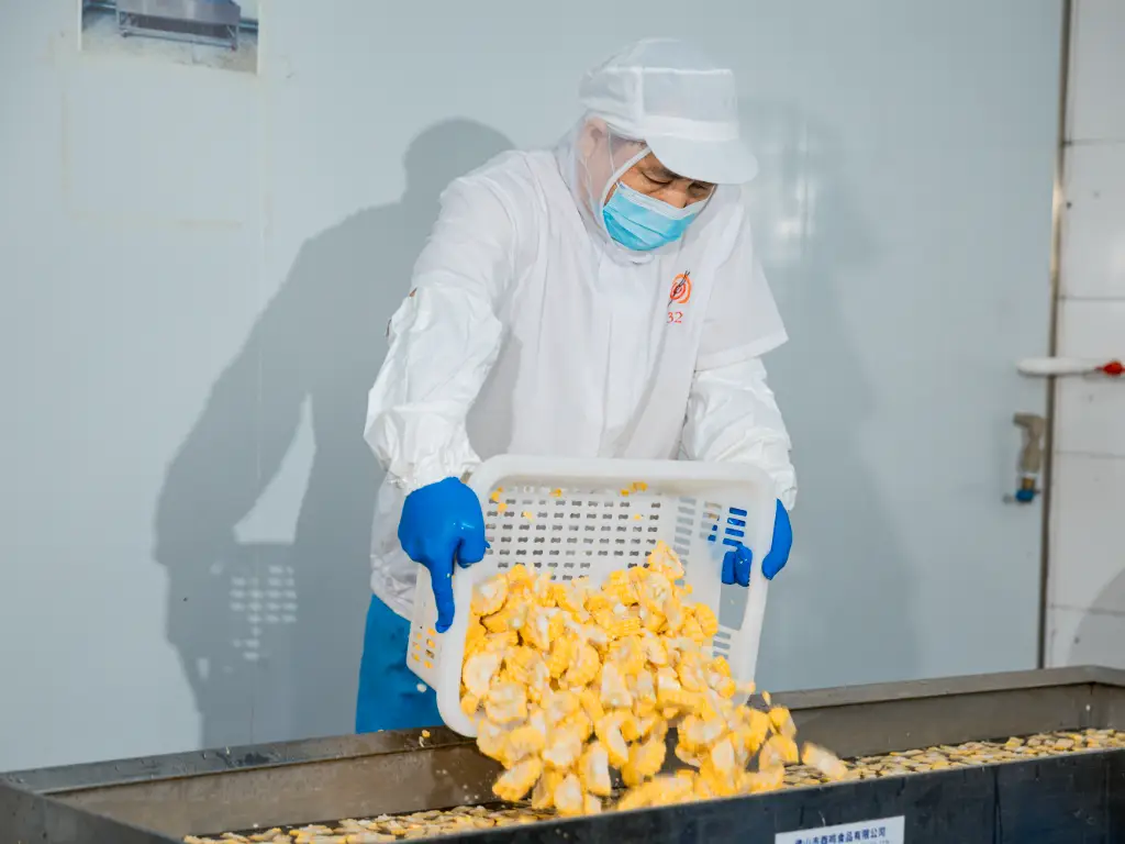 In Kimdee's pre-prepared food workshop, production line workers are cleaning raw materials in the pre-processing workshop